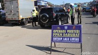 Sejumlah kendaraan tersebut diputar balik karena tidak bisa memperlihatkan dokumen perjalanan dan kesehatan sesuai dengan aturan yang berlaku selama penerapan PPKM Darurat.