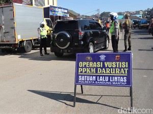 PPKM Sepekan di Jabar: Denda Penjual Bubur-Lansia Wafat di Mobil