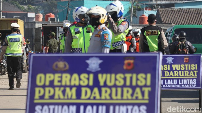 Puluhan kendaraan berpelat nomor luar Bandung Raya diputar balik di pos penyekatan Cileunyi. Hal itu dilakukan karena saat ini  Bandung terapkan PPKM Darurat.