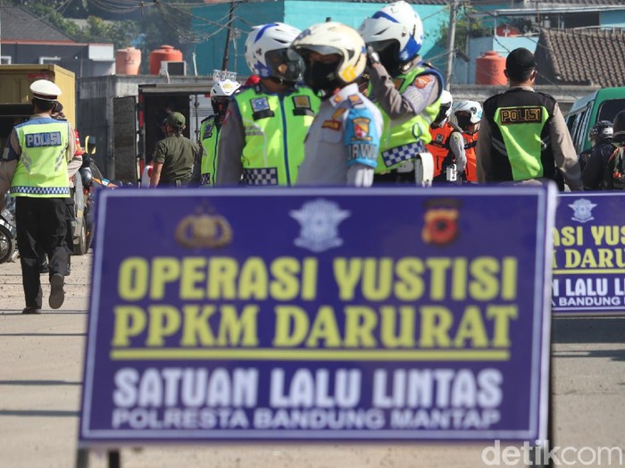 Puluhan kendaraan berpelat nomor luar Bandung Raya diputar balik di pos penyekatan Cileunyi. Hal itu dilakukan karena saat ini  Bandung terapkan PPKM Darurat.