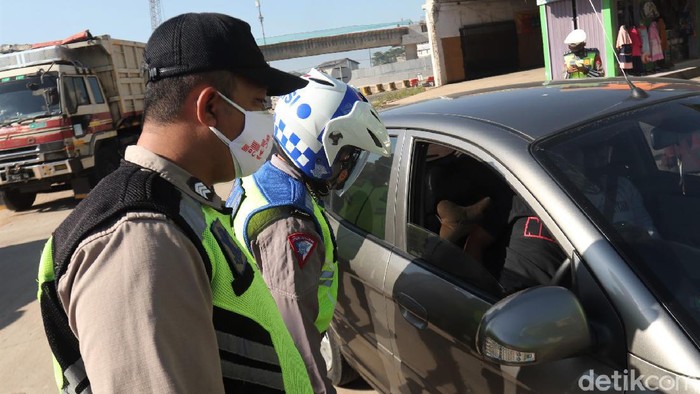 Puluhan kendaraan berpelat nomor luar Bandung Raya diputar balik di pos penyekatan Cileunyi. Hal itu dilakukan karena saat ini  Bandung terapkan PPKM Darurat.