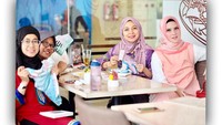 Wanita 36 tahun yang kini sibuk berbisnis juga masih sering tampil di layar kaca. Nah diskusi kali ini sedang membahas rencana syuting nih. Mau main film apa nih? Foto: instagram @angellelga