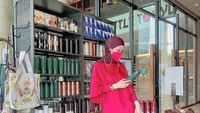 Mengenakan setelan serba pink, Angel tampaknya siap memborong tumbler. Pengen beli deh botolnya. Tapi uang cukup ga ya? tulis Angel pada caption foto instagramnya. Foto: instagram @angellelga
