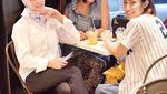 Angel Lelga Selalu Modis Saat Ngopi Bareng Teman