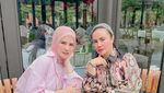 Angel Lelga Selalu Modis Saat Ngopi Bareng Teman