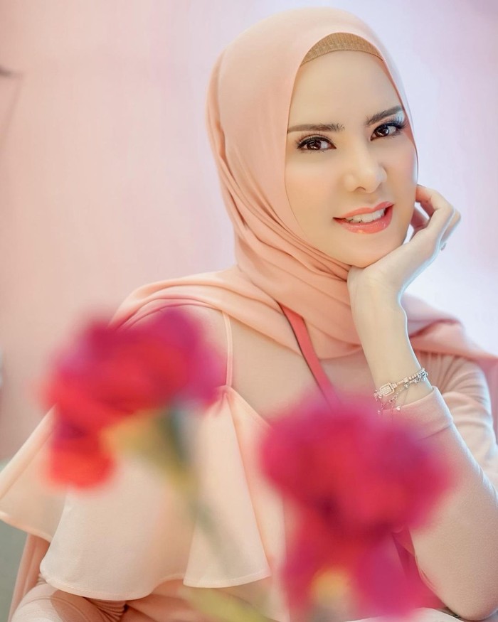 Angel Lelga Selalu Modis Saat Ngopi Bareng Teman