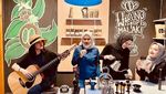 Angel Lelga Selalu Modis Saat Ngopi Bareng Teman