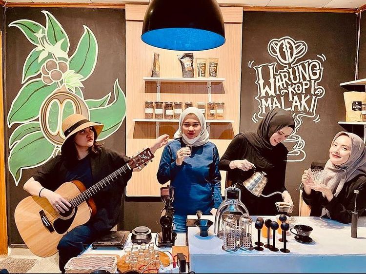 Angel Lelga Selalu Modis Saat Ngopi Bareng Teman