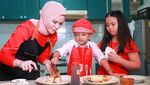 Angel Lelga Selalu Modis Saat Ngopi Bareng Teman