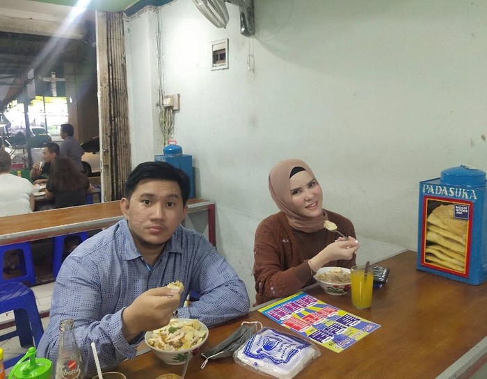 Angel Lelga Selalu Modis Saat Ngopi Bareng Teman