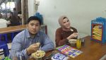 Angel Lelga Selalu Modis Saat Ngopi Bareng Teman