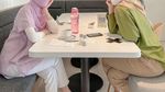 Angel Lelga Selalu Modis Saat Ngopi Bareng Teman