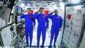 Tiga astronaut China itu tiba di orbit yang menjadi lokasi stasiun luar angkasa China pada 17 Juni lalu. Mereka memiliki misi selama tiga bulan yang menjadi bagian dari program luar angkasa ambisius China mendaratkan kendaraan robot di permukaan planet Mars pada Mei lalu. Foto: AP
