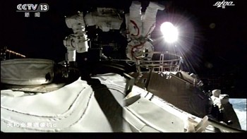 Tayangan televisi nasional China pada Minggu (4/7) waktu setempat menunjukkan Liu dan Tang memanjat keluar dari airlock dengan Bumi terlihat berada di bawah mereka. Mereka juga memasang sejumlah kamera dan perlengkapan lainnya dengan menggunakan lengan robot sepanjang 15 meter. Foto: AP