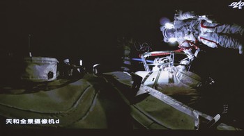 Selain Liu dan Tang ada satu astronaut lainnya, komandan Nie Haisheng, yang tetap berada di dalam stasiun luar angkasa China. Badan Antariksa China menuturkan bahwa Liu dan Tang menghabiskan waktu hampir selama 7 jam di luar stasiun luar angkasa. Foto: AP