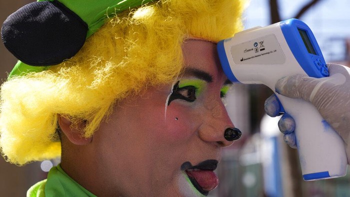 Badut di Bolivia Divaksin A clown gets a shot of the Sinopharm COVID-19 vaccine during a vaccination campaign targeting people between ages 18 and 30 at the public University San Andres in La Paz, Bolivia, Monday, July 5, 2021. (AP Photo/Juan Karita)