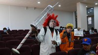 Dengan memegang jarum suntik berukuran besar mengajak orang-orang untuk vaksin dengan mengatakan tidak sakit ... tidak ada apa-apa,. Foto: AP/Juan Karita