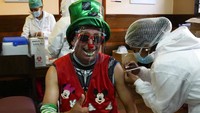 Sementara itu, Bolivia membubarkan kontraknya dengan Institut Serum India karena gagal memenuhi perjanjian untuk memasok suntikan COVID-19 AstraZeneca. Foto: AP/Juan Karita