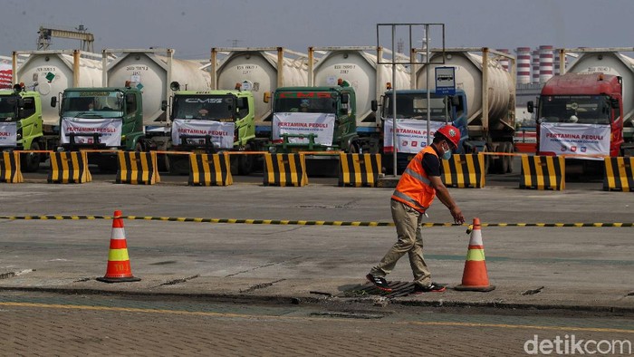 Permintaan oksigen meningkat di tengah lonjakan kasus COVID-19 di Indonesia. Bantuan oksigen pun diberikan oleh sejumlah pihak untuk bantu tangani pandemi di RI