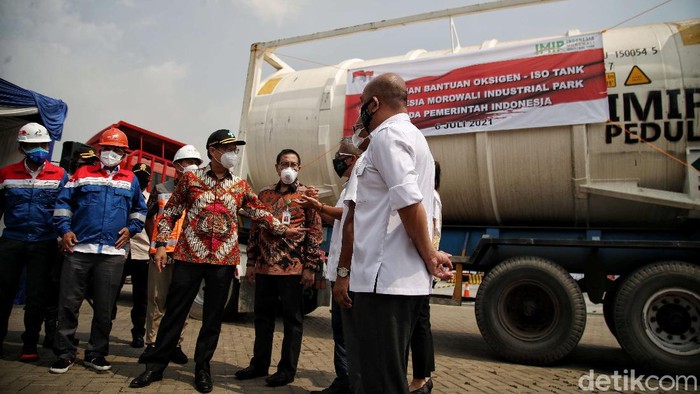 Permintaan oksigen meningkat di tengah lonjakan kasus COVID-19 di Indonesia. Bantuan oksigen pun diberikan oleh sejumlah pihak untuk bantu tangani pandemi di RI