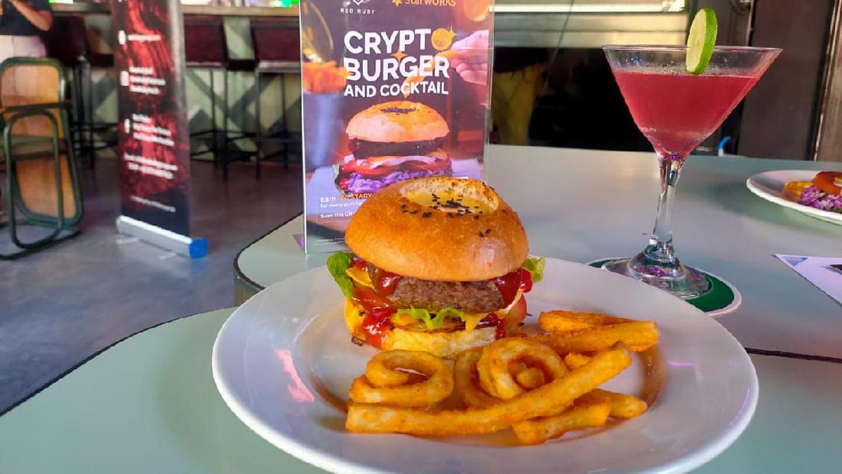 Ada-ada Saja... Beli Burger di Cafe Ini Bisa Dapat Kripto