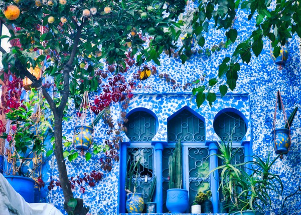 Warna biru ini tidak asal-asalan saja. Konon ada beberapa teori, salah satunya sebagai refleski warna langit Maroko yang jalan berawan. Warna biru ini tidak asal-asalan saja. Konon ada beberapa teori, salah satunya sebagai refleski warna langit Maroko yang jalan berawan.
