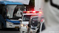 Warga berdatangan dengan menggunakan ambulans dan bus Solo Batik Trans. 