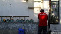 Kemudian enam lokasi isolasi terpusat di tingkat kecamatan di antaranya di SD Cemara 2 dengan kapasitas 125 tempat tidur. Saat ini SD Cemara 2 itu sudah terisi 77 pasien, tersisa 47 tempat tidur. Kemudian di SMPN 8 memiliki kapasitas 147 tempat tidur, dan masih belum terisi. Lalu di SMPN 25 dengan kapasitas 171 tempat tidur sudah beroperasi dan masih belum terisi. 