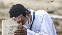 Melonjaknya kasus COVID-19 di Indonesia bahkan membuat RI berada di urutan kedua dengan penambahan kasus tertinggi setelah India. Hal itu terjadi pada Senin (5/7) kemarin. Sementara dua hari sebelumnya, posisi kedua tertinggi kasus harian COVID-19 dunia adalah Brasil dengan catatan 27.783 kasus. ANTARA FOTO/M RISYAL HIDAYAT.  