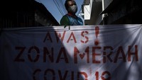 Jumlah tersebut merupakan yang tertinggi sejak Corona dinyatakan terdeteksi di Indonesia pada Maret 2020. Rekor kasus tertinggi kemudian berubah sehari kemudian. Pada 2 Juli 2021, pemerintah melaporkan ada 25.830 kasus positif COVID-19 baru. Kasus positif Corona harian kembali memecahkan rekor pada Sabtu (3/7/2021). Pemerintah menyatakan ada 27.913 kasus Corona baru. Artinya, ada hat-trick kasus tertinggi Corona di Indonesia selama 3 hari berturut-turut. ANTARA FOTO/SIGID KURNIAWAN