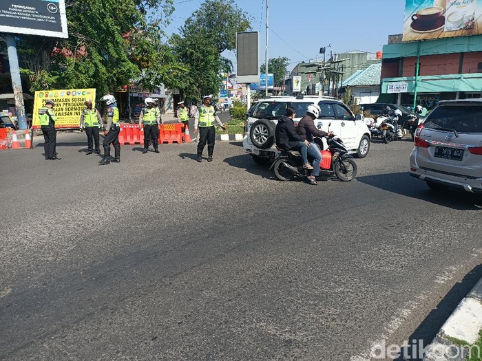 Dua titik jalan dalam kota di Karawang ditutup petugas selama PPKM Darurat