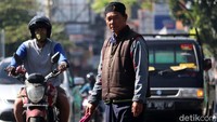Adapun yang menggunakan masker, dikaitkan ke dagu. 