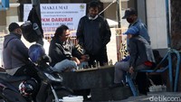 Tak hanya itu, seperti di Alun-alun Ujungberung, masih ditemukan kerumunan warga, bahkan ada warga yang dengan santainya bermain catur dipelataran Alun-alun Ujungberung.