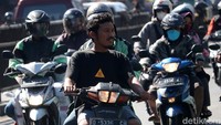 Tampak pemotor tidak memakai masker. 