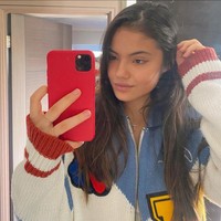 Dikatakan jika Emma juga merupakan murid yang pintar di sekolah dan seorang panutan. Dari kelas 7 dia pekerja keras, rajin, tapi kamu benar-benar tidak akan tahu dia calon superstar tennis. Orangtuanya ada di belakangnya dengan tenis dan mereka mamastikan fokus pada sekolah tidak turun, kata gurunya Alan Blount dilansir Dailymail. Foto: Instagram @emmaraducanu