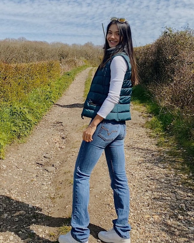 Bahkan jika tidak berhasil melaju ke babak berikutnya, Emma Raducanu sudah mendapat perhatian dunia, termasuk dari Pangeran William, Kate Middleton, hingga Andy Murray. Begitu pula dengan deretan brand yang sudah menunggu untuk bekerja sama dengannya. Foto: Instagram @emmaraducanu