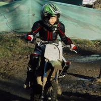 Fakta menarik lain mengenai Emma Raducanu adalah jago mengendarai motor karena hobi motor crossing. Di Instagram, Emma pernah menampilkan bahwa ia melakukannya sejak kecil. Foto: Instagram @emmaraducanu