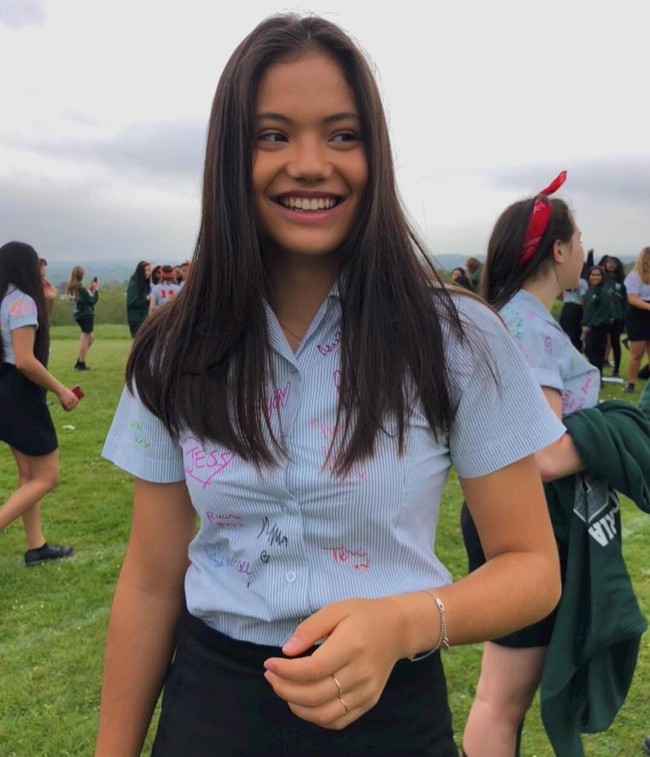 Emma yang berusia 18 tahun pun menjadi orang Inggris termuda yang melaju ke minggu kedua pertandingan tunggal wanita Wimbledon sejak 1959. Remaja yang menempati peringkat 336 dari 338 dunia itu disebut berpotensi menjadi superstar terlebih juga dipuji karena sikap dan ketenangannya. Foto: Instagram @emmaraducanu