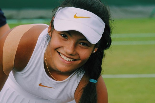 Dalam Wimbledon akhir pekan lalu, Emma Raducanu memenangkan pertandingan melawan Sorana Cirstea, pemain nomor 45 dunia. Sejak awal kejuaraan, Emma langsung dijagokan dan punya banyak fans setelah melihat potensinya. Foto: Instagram @emmaraducanu
