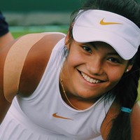 Dalam Wimbledon akhir pekan lalu, Emma Raducanu memenangkan pertandingan melawan Sorana Cirstea, pemain nomor 45 dunia. Sejak awal kejuaraan, Emma langsung dijagokan dan punya banyak fans setelah melihat potensinya. Foto: Instagram @emmaraducanu