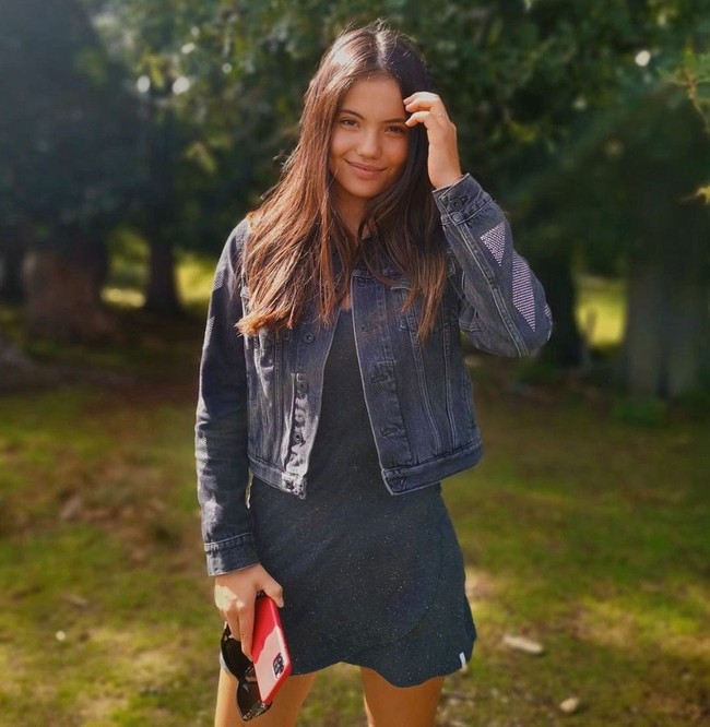 Dari pemain berperingkat rendah, Emma pun diprediksi akan mengantongi cukup banyak uang dari kemenangannya. Dilansir Dailymail, ia paling tidak akan menerima £181,000 (Rp 3,6 miliar) minggu ini, enam kali penghasilan sebelumnya. Sedangkan jika menang pertandingan selanjutnya melawan Ajla Tomljanovic, ia bisa menghasilkan £300,000 (Rp 6 miliaran). Foto: Instagram @emmaraducanu