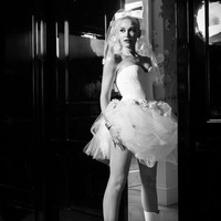 Dalam unggahannya, Gwen menuliskan nama Vera Wang. Desainer yang dikenal andal dalam membuat baju pengantin itu tampak mendesain gaun putih klasik sekaligus versi mininya sesuai dengan imej Gwen yang berani beda sejak dulu. Foto: Instagram @marielhaenn