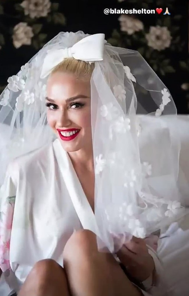 Setelah jadi coach di The Voice, rumor mengenai kedekatan mereka merebak dan pada November 2015 dikonfirmasi bahwa pasangan yang sudah lama berteman itu mulai berkencan. Foto: Instagram @gwenstefani