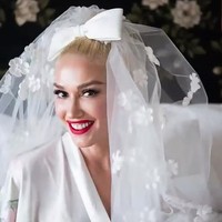 Setelah jadi coach di The Voice, rumor mengenai kedekatan mereka merebak dan pada November 2015 dikonfirmasi bahwa pasangan yang sudah lama berteman itu mulai berkencan. Foto: Instagram @gwenstefani