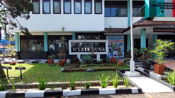 Gedung Wiyata Guna dialihfungsi jadi lokasi isolasi pasien Corona. Gedung milik Kemensos itu akan difungsikan jadi tempat isolasi pasien COVID-19 tanpa gejala.