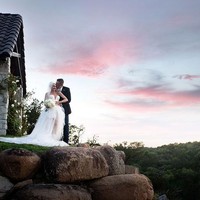 Dilansir Today, Blake dan Gwen menikah di peternakan milik Blake di Oklahoma, di sebuah kapel yang memang khusus dibuatnya untuk sang istri. Dilaporkan bahwa perayaan intim tersebut dihadiri 40 orang yang merupakan keluarga dan teman-teman dekat. Foto: Instagram @gwenstefani