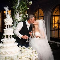 Blake Shelton dan Gwen Stefani yang dipertemukan sebagai coach dalam ajang pencarian bakat The Voice sama-sama baru bercerai ketika mereka mulai dekat. Gwen bercerai dari musisi Gavin Rossdale setelah 13 tahun menikah dan Blake berpisah dari penyanyi Country Miranda Lambert yang dinikahinya selama empat tahun. Foto: Instagram @gwenstefani