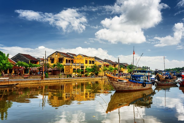 Kota ini bernama Hoi An. Letaknya di sebelah selatan Da Nang, di dekat Sungai Thu Bon