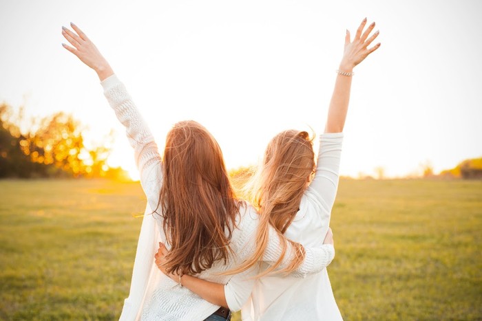 Ilustrasi sahabat perempuan Young women are having fun on the green field in the evening.