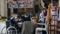 Para imigran yang telah tinggal dan bekerja di Belgia selama bertahun-tahun, mendesak Menteri Luar Negeri Belgia untuk mendapat suaka dan memberi mereka status hukum. (Olivier Matthys/Getty Images)
